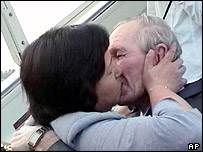 Hitomi Soga and Charles Jenkins embracing in Jakarta on 9 July 2004
