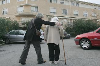 Une personne ge accompagne devant une maison de retraite,  Marseille. | AFP/BORIS HORVAT