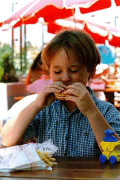 Djeuner d'un enfant dans un Fast-Food