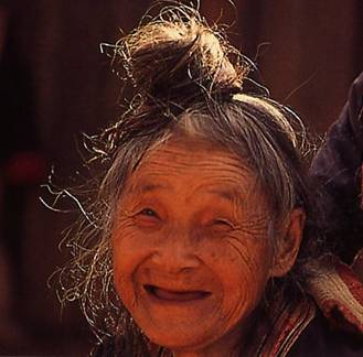vieille thailandaise souriante
