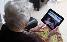 Elderly living alone use internet to keep in touch with family