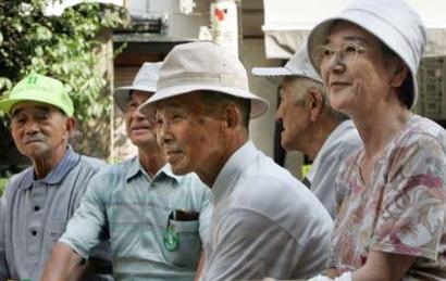 Japanese elderly people rest in the shade at a temple in Tokyo July 8, 2004. The pension system is weighing heavily on voter's minds ahead of an upper house election on Sunday that opinion polls suggest may go badly for Prime Minister Junichiro Koizumi, whose ruling coalition has recently raised pension premiums and cut benefits in an effort to shore up the system.   REUTERS/Yuriko Nakao
