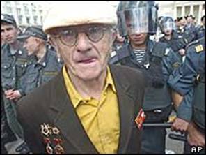 An elderly World War II veteran protester with special riot police officers on 2 July