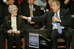 Le prsident amricain, George Bush, s'exprime sur la rforme de la scurit sociale, lors d'un meeting  Albuquerque, le 22 mars 2005.  | AP/JOE CAVARETTA