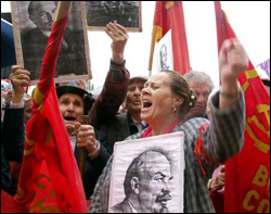 Elderly Ukrainians hold portraits of bolshevik leader Vladimir Lenin and wave red Communist flags as they take part in an anti-presidential meeting in Donetsk, some 750 km (450 miles) east of Kiev, September 16, 2002. Ukraine's opposition parties staged mass protests across the country aimed at toppling President Leonid Kuchma, who opposition leaders accuse of waging a terror campaign.  REUTERS/Alexander Khudotioply