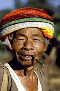 vieil homme prs de Lashio Myanmar