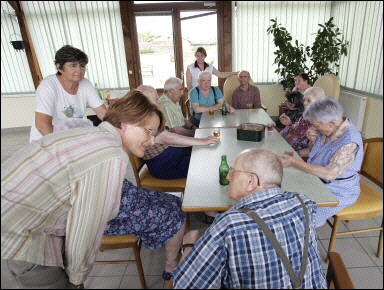 Des personnes ges dans une maison de retraite, le 22 juin 2005  Saint Sauvant