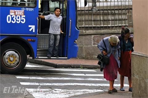 Las personas de la tercera edad requieren de cuidados especiales incluso en el rea vial, ya que su movilidad es menor y necesitan de ms tiempo para subir o bajar de los vehculos del transporte pblico, as como para cruzar las calles. | FOTO: FERNANDO SANDOVAL / El Telgrafo