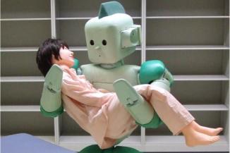 Le robot Ri-Man, entirement conu au centre de Nagoya, a t imagin pour voluer en milieu hospitalier, dans une socit japonaise vieillissante qui manque de main-d'oeuvre et conoit le robot comme un assistant de vie.
