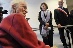 La secrtaire d'Etat aux Ans, Nora Berra (C), rencontre des rsidents atteints de la maladie d'Alzheimer dans la maison de retraite 