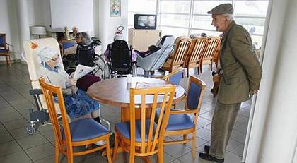 Consquence du manque de personnel, la salle de tlvision reste souvent le seul loisir des rsidents en maison de retraite.