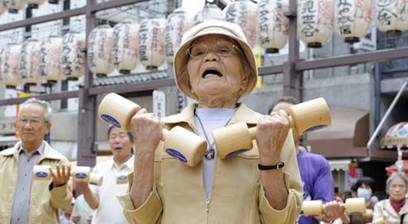 Des personnes ges clbrent le jour du respect aux ans le 21 septembre dernier dans un temple de Tokyo.