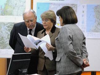 La president Michelle Bachelet y la directora de la Oficina Nacional de Emergencia (ONEMI), Carmen Fernndez.