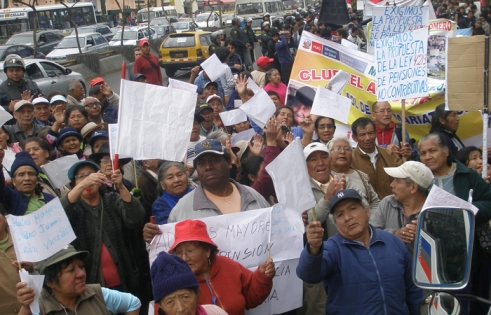 Description: Older people in Peru campaigning for a pension on a HelpAge and ANAMPER march.