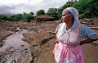 Maria Hernandez, a 72-year-old survivor 
of the deadliest storm to hit Central 
America in two centuries, looks at where 
her home once stood in the village of 
Nuevo Mundo, 150 km southeast of 
Salvadoran capital San Salvador November 
6. In Nuevo Mundo alone, 37 people died 
in flash floods from water dumped by 
Mitch and a further 70 are still missing.
 The death toll for Central America as a 
whole currently stands at 11,000, with 
another 13,000 unaccounted for. ad/Photo 
by Luis Galdamez  
