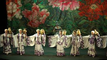 Members from the Chinese Elderly Art Group perform during the one-night show named "East meets West" in London, Britain, March 30, 2008. The Chinese Elderly Art Group staged an eye-opening show at the Queen's Theatre in central London on Sunday night, leaving audiences with a lot to marvel about. 